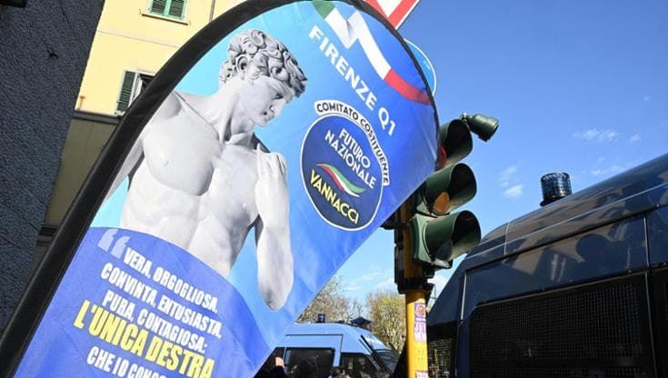 Firenze, il David nei manifesti di Vannacci. La Galleria dell’Accademia: “Nessuna autorizzazione”