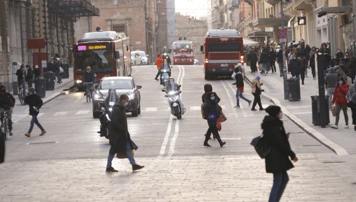 L'Emilia-Romagna rimane in zona arancione. I nuovi casi sono 1.794, altri 67 morti