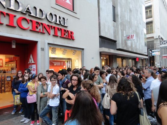 Alessandra Amoroso incontra i fan<br />"Amore puro" al Mondadori center