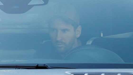 Barcellona, il ritorno di Messi: primo allenamento, ma i dubbi sul futuro restano