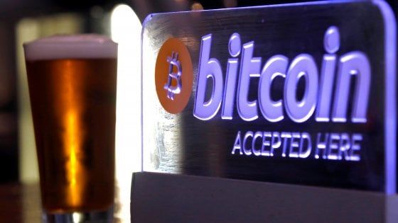 Bitcoin, il fondatore esce allo scoperto ma la moneta non decolla