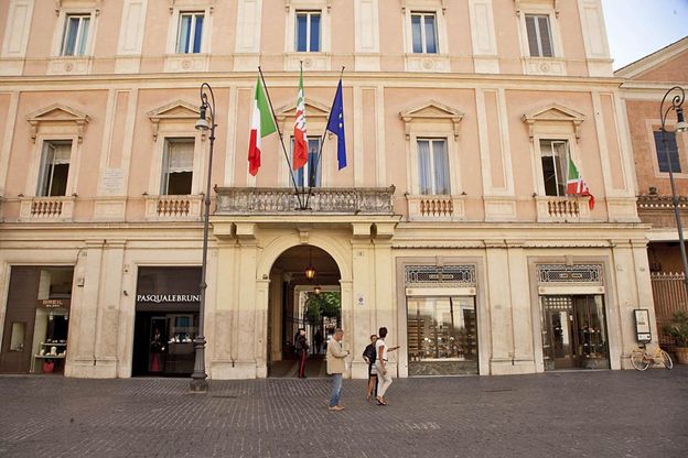 Roma, la nuova sede di Forza Italia<br />bandiere in piazza San Lorenzo in Lucina