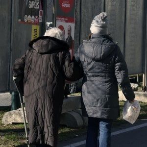 Pistoia, aggrediscono anziano e postano il video