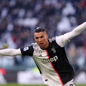 Gli occhiali di Lapo volano con CR7: boom di domande, il titolo sale