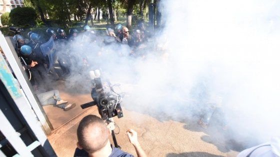 Bari, protesta dei pescatori: bloccati il lungomare e l'accesso al porto. Due agenti feriti da petardo