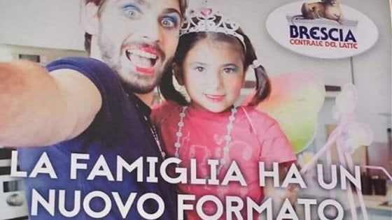 Brescia, la pubblicità del latte diventa un caso: "L'uomo truccato è aberrante, boicottaggio"