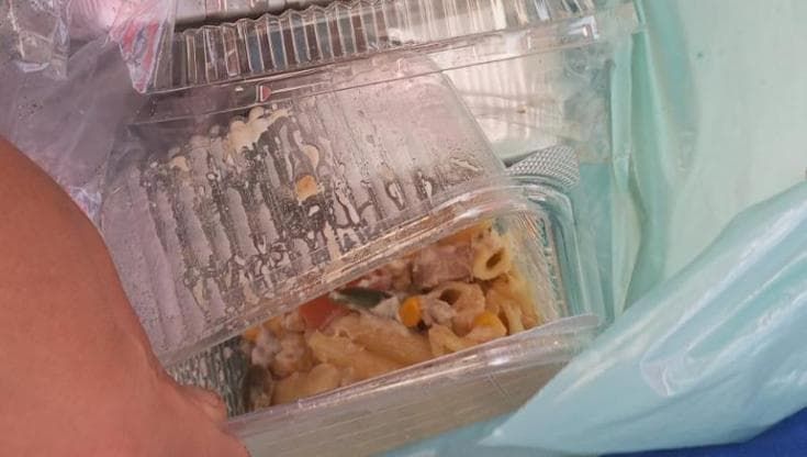 Villaggio Coppola, la denuncia: “Al lido niente cibo da casa, costretti a buttare il pranzo”