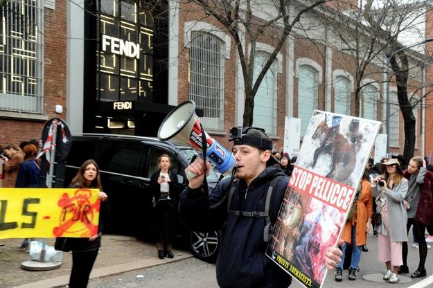Milano, la protesta degli animalisti alla sfilata di Fendi:"Stop pellicce"
