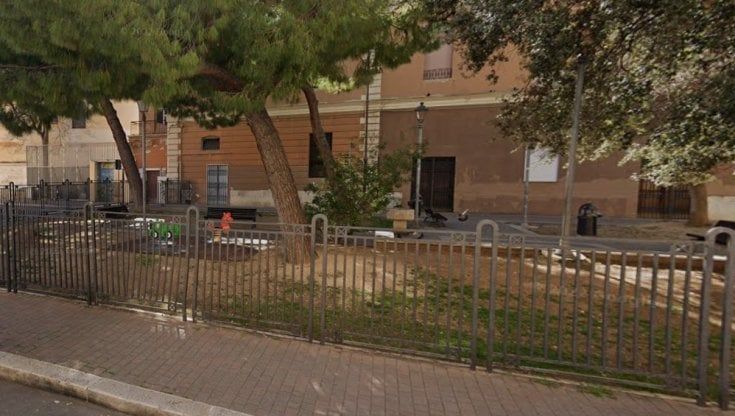 Accoltellato per aver difeso una donna, a Bari arrestato l'aggressore del senzatetto ferito in piazza Balenzano
