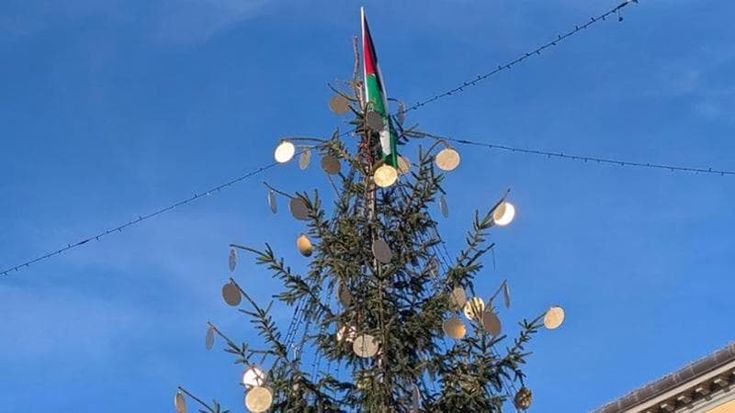 Il Natale delle polemiche, dall'albero alle canzoni per bambini: ormai si litiga su tutto
