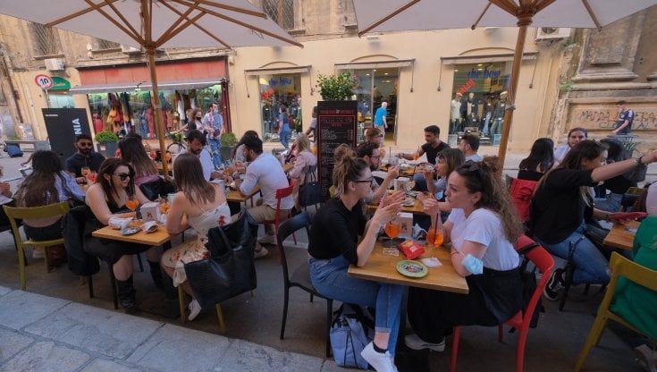 Suolo pubblico, il sindaco di Palermo rinuncia all’ordinanza: una direttiva per le nuove regole, istanze da domani