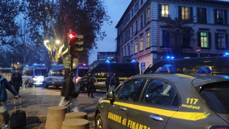 Blitz all'alba della Digos ad Askatasuna: sequestrati impianti audio