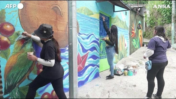 El Salvador, i murales di tre artiste contro la violenza di genere e le gang
