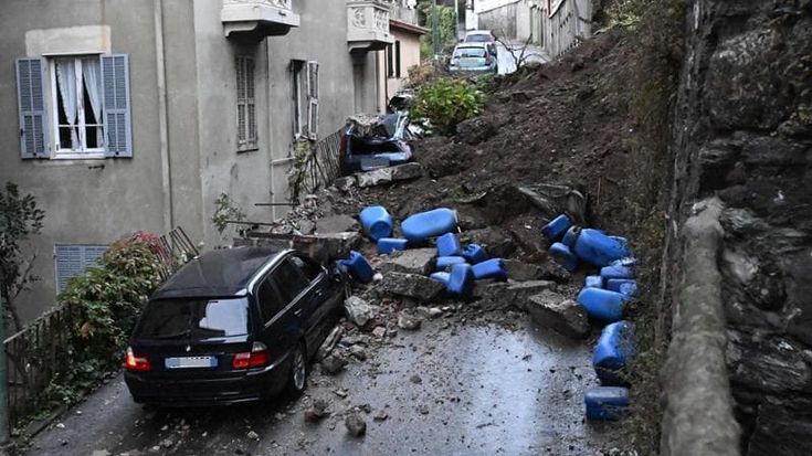 Il maltempo sferza Genova allagamenti, crolli e tornado
