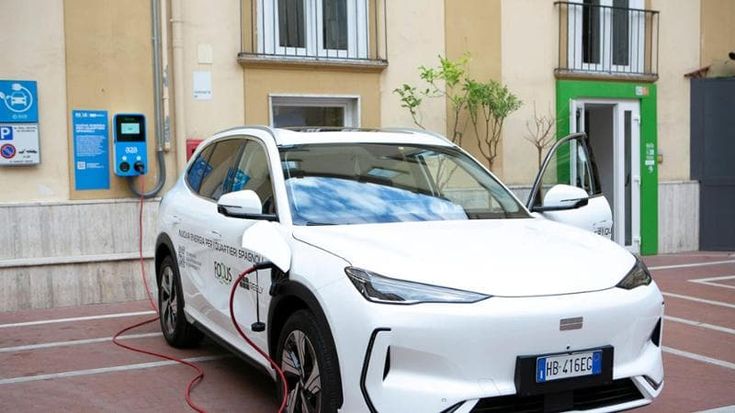 Geely celebra un anno in Italia a Napoli e punta a crescere con la compatta E2. Le altre novità