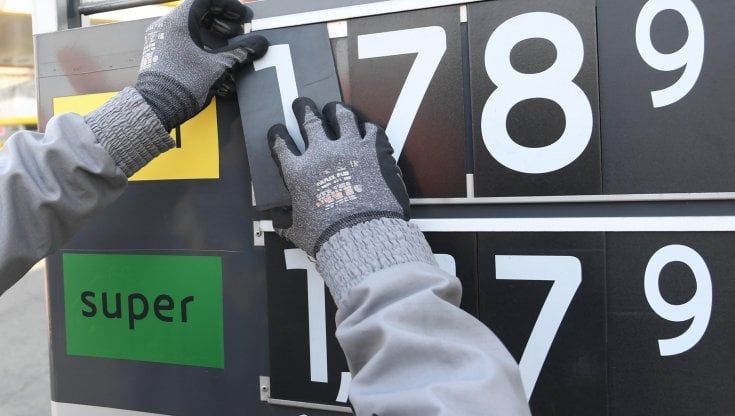 Benzina, il prezzo al self scende sotto quota 1,7 euro al litro: ai minimi da un anno
