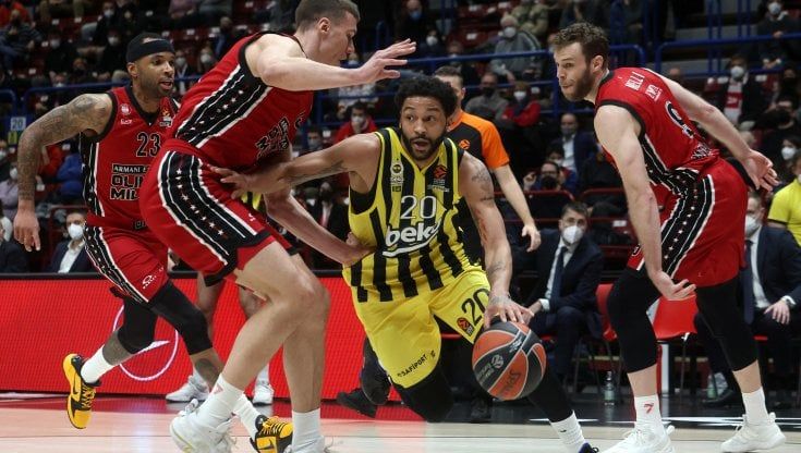 Basket, Eurolega: Milano cede in casa al Fenerbahce 71-60. Si ferma la striscia di vittorie dell'Olimpia