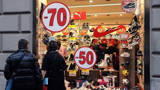 "Cercasi commessa libera da impegni familiari": polemica a Ferrara