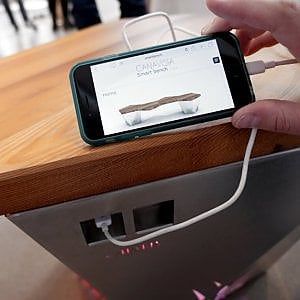 Torino, ecco la panchina intelligente: con wifi e  ricarica per il cellulare