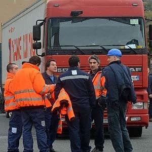 Ilva, una colonna di 150 tir dell'indotto blocca le statali