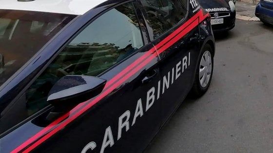 Spara e accoltella la moglie dopo una lite, 46enne arrestato in provincia di Varese