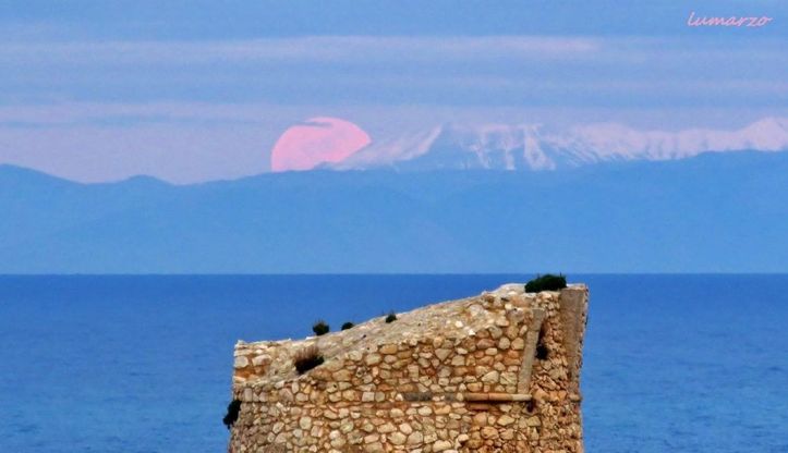 Salento, spunta la luna dai monti dell'Albania