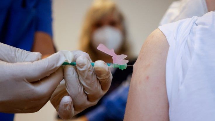 Vaccini in azienda, Garante della privacy: "No a conseguenze per mancata adesione del lavoratore"