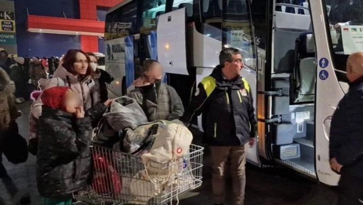 Ezio Greggio fa arrivare 50 profughi dall'Ucraina. E si commuove: "Andrò avanti, i loro racconti sono terribili" 