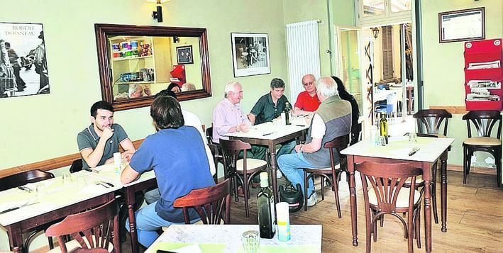 Sorpresa in tabaccheria: un inusuale desco pop tra operai e impiegati