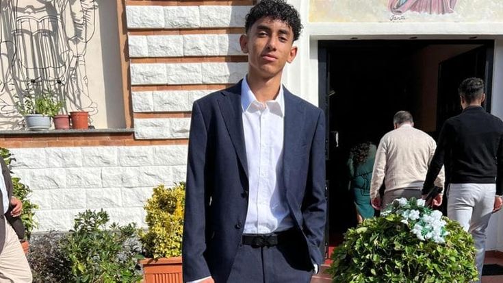 Inseguito con il coltello e ucciso nella scuola: “Non doveva postare la foto della mia fidanzata”