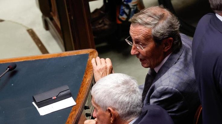 Fini ‘pensiona’ la Bossi-Fini e critica il centrodestra: “I blocchi navali sono solo campagna elettorale”