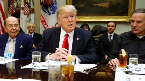 Trump toglie le prime sanzioni alla Russia: "Possibili affari con i servizi segreti di Mosca"
