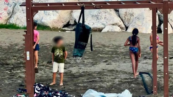 Mappatella Gym, vandalizzata la palestra in spiaggia a Napoli: “Chiediamo telecamere da 18 mesi”