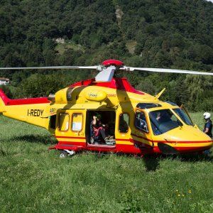 Cade con il cavallo in un dirupo in Valsesia: illeso