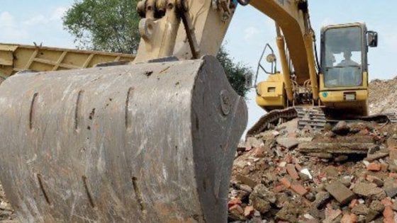 Fabbrica e casa abusive in Casertano, avviata da pm demolizione