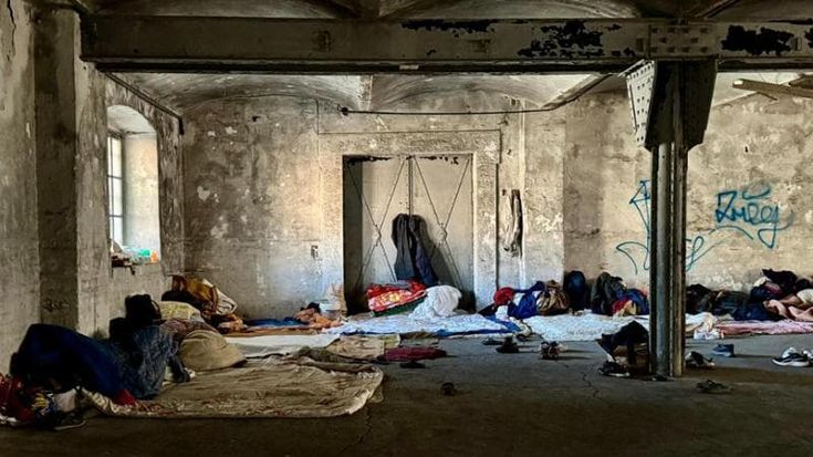 Il muro di gomma di Trieste: 200 richiedenti asilo costretti dalla burocrazia al gelo del Porto