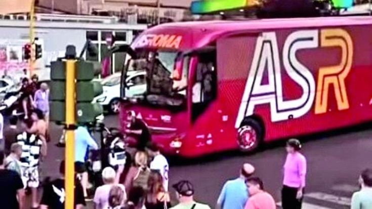 Scorta il pullman della Roma, motociclista dei vigili si schianta su un’auto: ricoverato in ospedale