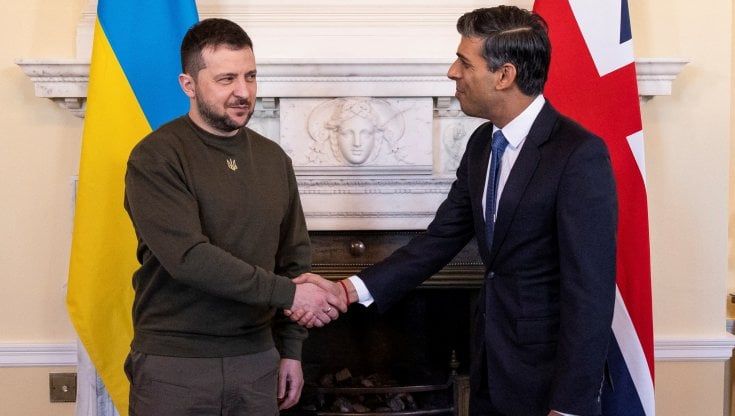 Zelensky a Londra incassa l'apertura sui caccia. Sunak: "È un'opzione sul tavolo"