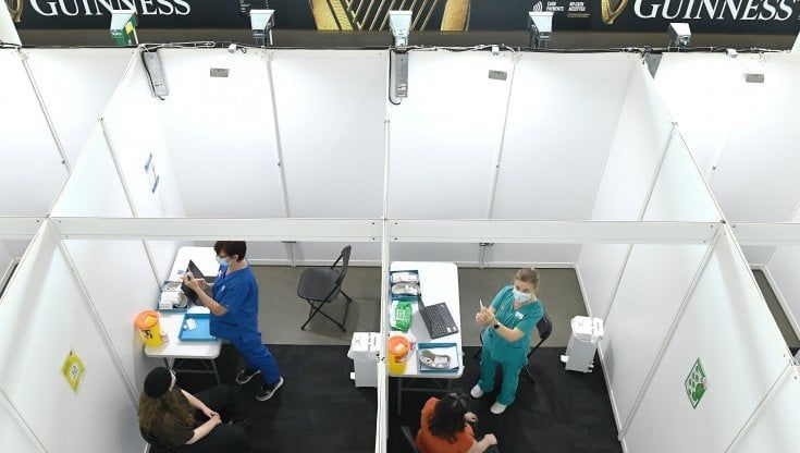 L’Irlanda: “Rifiuti il vaccino AstraZeneca? Finisci in fondo alla fila”