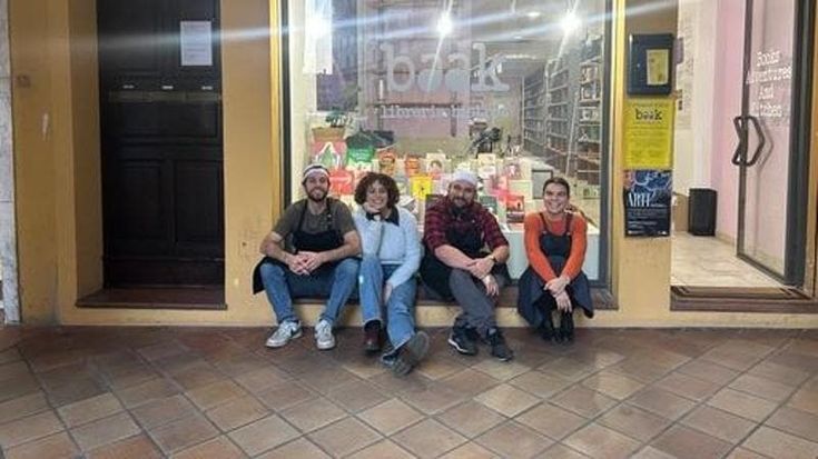 “Svuota la vetrina”: la maestra lo farà con i suoi alunni alla Baak. Ecco come funziona il fenomeno social che aiuta le librerie indipendenti