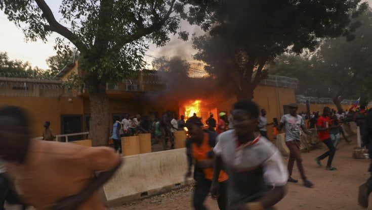 Burkina Faso, fiamme all'ambasciata francese: ecco perché Parigi perde e Mosca vince nel grande gioco africano