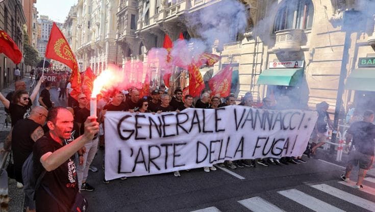 Vannacci a Genova, corteo in centro e comizio per 600 in un quartiere blindato, proteste a distanza