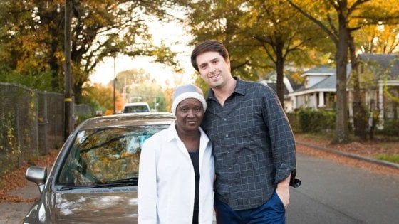 La battaglia di Zach: lascia lavoro a Wall Street per 'accompagnare' migliaia di persone a fare la chemio