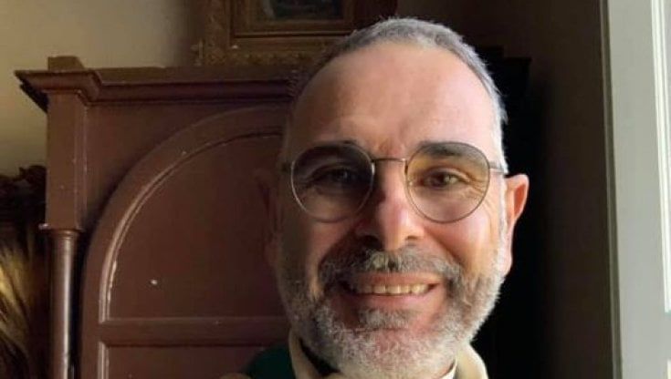 Bandiera arcobaleno sull'altare, ogni mercoledì a Compito (Lucca) la messa dedicata alle vittime dell'omobitransfobia