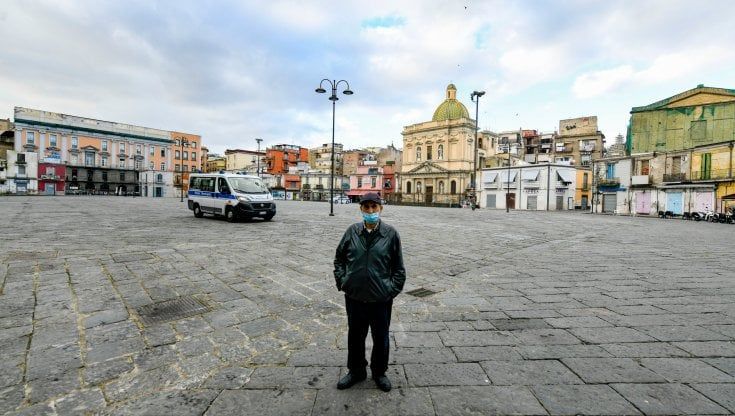 Napoli, la Befana perduta nel deserto di piazza Mercato: "Ormai qui non viene più nessuno"