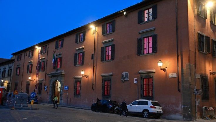 Drappi e panchine rosse, flash mob in piazza dalla parte delle donne