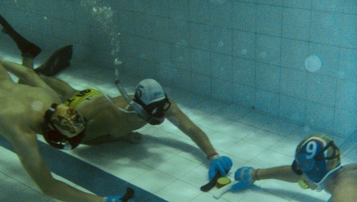 Bari, la squadra di hockey subacqueo diventa vicecampione d'Italia a Bologna ma al rientro non ha più la piscina per allenarsi: "L'hanno chiusa"