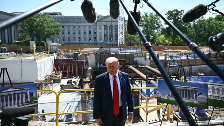 Il crollo di Trump nei sondaggi, solo il 37% approva il suo mandato: pesano guerra ed economia