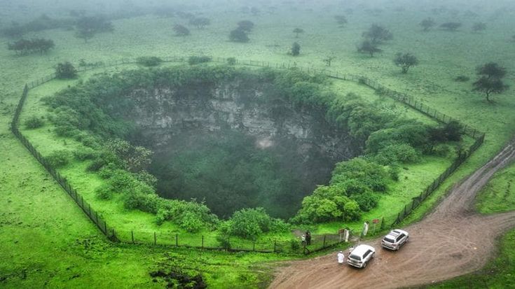Nell’Oman canyon e verde come non ti aspetti. Per una fuga al fresco in agosto. Persino nel Golfo