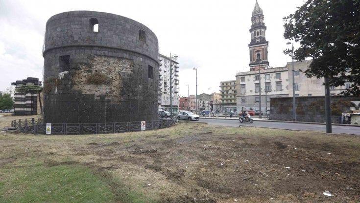 Torri Aragonesi, via i rifiuti riparte la bonifica dell’area “Da ora interventi periodici”